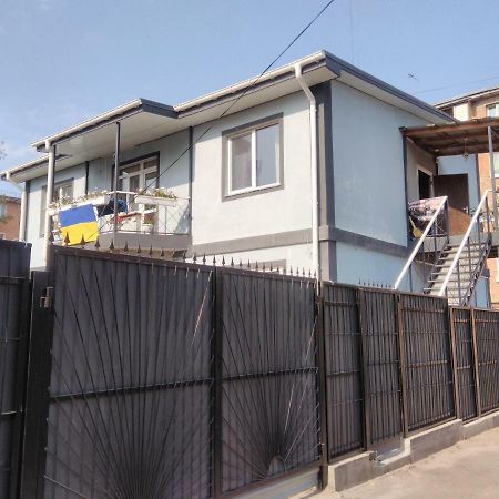 Отель "Swallow House" Cserkaszi Kültér fotó